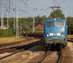 140 038-0 mit Holzzug von Rostock-Bramow nach Stendal-Niedergrne bei der Durchfahrt im Rostocker Hbf.10.08.2013