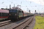 br-142holzroller/858110/211-013-mit-dz-90118-zwickausachs 211 013 mit DZ 90118 Zwickau(Sachs) - Warnemünde bei der Einfahrt im Rostocker Hbf.10.08.2024