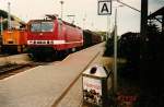 Eine historische Aufnahme aus Sassnitz vom 29.August 1996.Magdeburger 143 104-8 mit einem Gterzug links daneben die Stralsunder 346 467-4.
