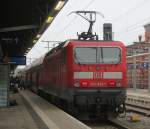143 843-1 mit RE 18590 von Berlin Hbf(tief)nach Warnemnde beim Fahrgastwechsel im Rostocker Hbf.03.10.2014