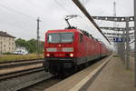 143 065-1 mit RE 18490 von Berlin Hbf(tief)nach Warnemünde bei der Einfahrt im Rostocker Hbf.24.06.2017