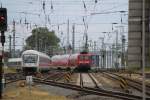 Paralleleinfahrt in den Rostocker Hbf. Am 26.07.10. Mit InterCity und 114 034-2.