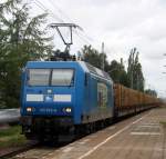 145 023-6 mit Holzzug von Rostock-Bramow nach Stendal-Niedergörne bei der Durchfahrt im S-Bahnhof Rostock-Holbeinplatz.23.06.2013