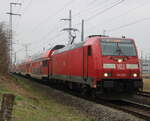 BR 146/841774/146-266-mit-re-4310rostock-hamburgbei-der 146 266 mit RE 4310(Rostock-Hamburg)bei der Ausfahrt im Rostocker Hbf.22.03.2024