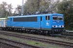 155 026-2 stand am Abend des 14.10.2022 mit dem Wasserglas-Leerzug von Rostock-Bramow nach Wurzen in Rostock-Bramow.