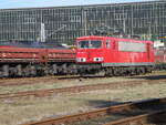 155 084,durch den Zaun fotografiert,im OMB Werk Neustrelitz,am 13.Oktober 2026.