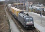 ES 642 U2-022(182 522-3)mit KLV-Zug von Verona nach Rostock-Seehafen bei der Durchfahrt im Haltepunkt Rostock-Kassebohm.25.02.2017
