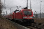 Die schmutzige 182 017-4 mit RE 4310 von Rostock Hbf nach Hamburg bei der Ausfahrt im Rostocker Hbf.