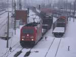 Für mehrere Stunden,am 14.Dezember 2012,in Bergen/Rügen  gestrandet  185 335-4 mit ihren überlangen Güterzug.