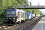 185 574-1 und dahinter die 192 116-2 mit einen Containerzug am 22.08.2026 in Tostedt.