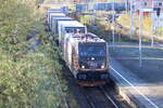 187 538 mit LKW-Walter nach Rostock-Seehafen bei der Durchfahrt in Rostock-Kassebohm.05.11.2022