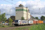187 510-3 mit Seekisten aus Hamburg durchf�hrt den Tostedter Bahnhof.