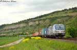 193 881-7 mit Container durch Thüngersheim am 10.05.2014