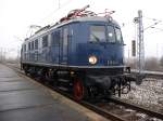 Sie brachte am 02.Februar 2011 Dostos und Nahverkehrswagen nach Mukran:E18 047-0.Am Bahnsteig erwischte ich dann die Lok.