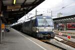 CD 383 210-2 von Siemens Vectron Rail Lease (SK) (Eigentümer) gemietet von ZSSK Cargo mit einem sehr langen Autotransporter Ganzzug, beladen mit Skoda Autos in Ulm am 02.04.2023.