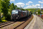 Die an die HELROM GmbH (Frankfurt am Main) vermietete Siemens Vectron MS 5370 068-6  CHRISTIAN  / 6193 237 (91 51 5370 068-6 PL-ID) der CARGOUNIT Sp. z o.o. (Wrocław / Breslau) fährt am 09 Mai 2025 mit dem (sehr kurzen) mit dem HELROM Trailer Zug Wien – Düsseldorf, einem besonderen KV-Zug, durch Kirchen (Sieg) in Richtung Köln.

Die Siemens Vectron MS wurde 2023 von Siemens Mobility GmbH in München-Allach unter der Fabriknummer 23362 gebaut und im Januar 2024 an die CARGOUNIT Sp. z o.o. in Wrocław/Polen (Breslau) geliefert. Diese Vectron Lokomotive ist als MS – Lokomotive (Mehrsystemlok) mit 6.400 kW Leistung und 200 km/h Höchstgeschwindigkeit konzipiert. 

In der Version A 10 hat sie die Zulassungen für Polen, Deutschland, Österreich, Niederlande, Slowakei, Rumänien, Ungarn und Bulgarien (PL/D/A/NL/SK/RO/H/BG). Tschechien (CZ) ist z.Z. noch durchgestrichen.
Die SIEMENS Vectron MS der Version A 10 besitzt die Zugsicherungssysteme ETCS BaseLine 3, sowie
für Deutschland (PZB90 / LZB80 (CIR-ELKE I)), 
für Österreich (ETCS Level 1 mit Euroloop, ETCS Level 2, PZB90 / LZB80),
für Polen (SHP)
für Tschechien und Slowakei (LS (Mirel))
für Ungarn (ETCS Level 1, EVM (Mirel))
für Rumänien (PZB90)
und für die Niederlande (ETCS Level 1, ETCS Level 2, ATB-EGvV)

Die CARGOUNIT Sp. z o.o. in Wrocław (Breslau) / Polen wurde 2003 gegründet und stieg 2012 in das Leasinggesellschaft für Lokomotiven ein. Aktuell verfügt Cargounit über einen Fuhrpark von insgesamt 220 Lokomotiven. Das Unternehmen ist der größte Verleiher von Lokomotiven in Polen und die Nummer 5 in Europa. Ende Februar 2024 unterzeichnete CARGOUNIT mit Siemens Mobility einen Vertrag über weitere bis zu 100 Lokomotiven.