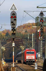 Hier sieht man sehr gut den Gefälleknick von Amstetten (Württ) die berühmte Geislinger Steige hinab, die DB 101 120-4 schiebt am 26.10.2021 einen IC die Geislinger Steige hinab in