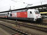 101 063-6 mit Werbung für Bauhaus mit IC in Ulm am 01.11.2019.