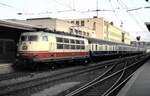 103 145-9 mit Eilzug bestehend aus Packwagen Dm 901 und Silberlingen, sowie D-Zugwagen in Ulm am 14.05.1982.
