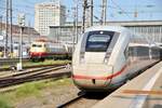 103 245-7 und ICE 4 im Hbf München am 04.06.2022.