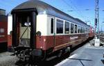 Der EK Rheingold Salonwagen (mit Buckel) wird von der 103 102-0 an den Intercity nach Österreich angehängt, Nürnberg Hbf im Mai 1990.