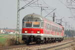 110 443-9 schiebt einen Nahverkehrszug mit dem Steuerwagen Bauart Karlsruhe voraus bei Neu-Ulm Pfuhl am 09.04.2009.