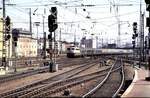 110 350-6 mit internationalem D-Zug mit SBB-Kurswagen in der Einfahrt zum Mannheimer Bahnhof am 17.04.1982.