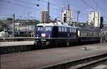 110 228-4 rangiert in Stuttgart mit einem Schnellzug-Wagen mit Gepäckraum Typ BDms 271-273 an 04.05.1993.