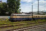 Es sind noch Bügelfalten E 10 im Einsatz. Am16 Mai 2024 konnte ich auch einem Zug heraus in Köln-West die CBB 110 383-7 alias/eigentlich 115 383-2 (91 80 6115 383-2 D-CBB) der Centralbahn GmbH (Mönchengladbach) sehen und ablichten. Die Lok war hier Schlussläufer von einem sehr langen Sonder- oder Partyzug mit 12 Wagen der CBB, als Zuglok war vorne die 111 074-1 „Hilde“ (91 80 6111 074-1 D-DB) der DB Gebrauchtzug.

Die Bügelfalte (E 10) wurde 1965 von der Krauss-Maffei AG in München-Allach unter der Fabriknummer 19158 gebaut, die Elektrik ist von den SSW - Siemens-Schuckert-Werke in Berlin. Sie wurde als E 10 383 an die Deutsche Bundesbahn geliefert. Mit der Einführung des EDV-Nummernsystems wurde sie zum 01.01.1968 zur DB 110 383-7, zum 01.07.2005 ging sie an die DB AutoZug GmbH und wurde so nun zur DB 115 459-0 als solche kam sie 2015 zur DB Fernverkehr AG und wurde zum 16.07.2015 dort ausgemustert. 

Die Lok wurde am 6.September 2016 durch die Centralbahn GmbH erworben und nach Mönchengladbach überführt. Seit Mitte Oktober 2016 ist die in kobaltblau-beiger Farbgebung neu lackierte Lok wieder betriebsfähig.

Warum Baureihe 115 und nicht 110:
Seit 2005 wurden über dreißig 110 und 113 von DB Regio an die damalige DB AutoZug (heute verschmolzen auf die Muttergesellschaft DB Fernverkehr) abgegeben. Um diese Maschinen buchhalterisch besser trennen zu können, erhielten die betroffenen 110 (die technisch E10/110er blieben) seit 2006 nach und nach die neue Baureihenbezeichnung 115 und wurden nach Berlin-Rummelsburg umstationiert, so dass erstmals Maschinen dieser Bauart in Ostdeutschland beheimatet waren.

Das Einsatzfeld der Lokomotiven waren Autozüge, außerdem verrichten sie diverse Übergabedienste und waren teilweise vor Fernzügen, wie zum Beispiel auf der Linie Berlin–Warschau im Einsatz. Im Februar 2020 wurden die 115 198 und 115 261 als letzte Lokomotiven dieser Baureihe abgestellt, sie waren zuletzt als Heizlokomotiven in Berlin-Rummelsburg eingesetzt