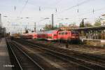 111 067-5 schiebt ein RE am Heimeranplatz vorbei 04.11.10