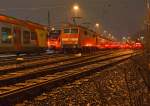 Blick auf den nchtlichen Abstellbereich im Hbf Siegen am 21.03.2013 um 2:30 Uhr - im Vordergrund, eingerahmt von Flirts, die  111 152-2 mit Dosto´s von dem RE 9 rsx - Rhein-Sieg-Express.