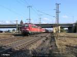 111 068-3 und eine 110er fahren mit ein RE in Regensburg ein.