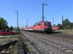 111 057-6 schiebt die RB 32122 Neumarkt(Oberpfalz) durch Regensburg.