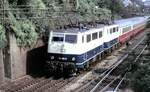 111 190-5 und eine weitere 111 mit IC fährt in Ulm in den Bahnhof ein am 12.09.1987.