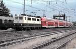 111 204-4 mit Doppelstockzug in Amstetten am 01.07.2000.