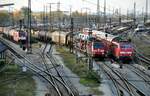 111 036-0 und 185 060-1 und 186 321-6 und vielen weiteren Zügen in Augsburg am 21.10.2011.