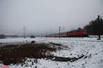 111 024-6 zieht den Abschiedszug Ende der X-Wagen auf der Nürnberger S-Bahn von Altdorf nach Roth bei Winkelhaid. 09.12.23