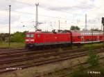 112 187-0 schiebt den RE1 Magdeburg in den Bahnhof Eisenhttenstadt.