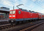 Die 112 150-8 (91 80 6112 150-8 D-DB) der DB Regio AG Nordost steht am 08.12.2022, mit einem Doppelstockzug im Hauptbahnhof Dresden.

Die Lok wurde 1992 von der AEG Schienenfahrzeuge Hennigsdorf GmbH unter der Fabriknummer 21487 gebaut und 1993 an die Deutsche Bundesbahn als DB 112 150-8 geliefert. Aus der Hennigsdorfer Lokschmiede LEW - VEB Lokomotivbau Elektrotechnische Werke „Hans Beimler“ Hennigsdorf wurde 1992 wieder AEG.

DB und DR bestellten jeweils 45 Lokomotiven der Baureihe 112.1. Die an die DR gelieferten Maschinen bekamen die Betriebsnummern 112 101-1 – 112 145-8, die an die DB gelieferten die 112 146-6 – 112 190-4. Nach dem Zusammenschluss der beiden deutschen Bahnen zum 01.01.1994 zur DB AG wurden aus den DR Maschinen DB.

Die 112.1 wurde unverhofft zu einem Symbol für die Deutsche Einheit, denn sie war die erste Lokomotivbaureihe, die von beiden Bahnverwaltungen gemeinsam beschafft wurde. Man kam überein, dass DR und DB jeweils 45 Loks der leicht verbesserten Loks der DR-Baureihe 112 bei der AEG bestellen würden (die AEG hatte zwischenzeitlich ihr 1946 enteignetes Werk in Hennigsdorf wieder übernommen). Dies erfolgte hauptsächlich aus arbeitsmarktpolitischen Gründen zur Stützung des Hennigsdorfer Werkes, denn die Bundesbahn hätte lieber eine 200 km/h schnelle und universell verwendbare Lok in aktueller Drehstromtechnik nach Art der Baureihe 120 beschafft.

Die äußerlich auffälligste Änderung ist die Zusammenlegung der großen Spitzen- bzw. Schlusslichter zu kleinen kombinierten Halogenlampen, so wie es bei der alten DB seit jeher gang und gäbe ist. 

Entwicklung:
Ab 1976 wurde von der Deutschen Reichsbahn in der DDR die Streckenelektrifizierung auf Grund der Ölverteuerung wieder forciert, nachdem man zehn Jahre zuvor noch ganz auf Diesellokomotiven gesetzt hatte. Der VEB Lokomotivbau Elektrotechnische Werke „Hans Beimler“ Hennigsdorf (LEW), einziger Hersteller von Elloks in der DDR, bekam den Auftrag, ausgehend von der bewährten schweren Güterzuglok der Baureihe 250 eine leichtere und technisch modernere vierachsige Variante für den Personenzug- und mittelschweren Güterzugdienst zu entwickeln. Diese sollte ohne betriebliche Einschränkungen die Lokomotiven der Baureihe 211 im Schnellzug- und die der Baureihe 242 im Güterzugdienst ersetzen können. Die mechanischen Komponenten wurden in Hennigsdorf entwickelt und hergestellt. Die Fahrmotoren kamen vom VEB Sachsenwerk Dresden.

Auf der Leipziger Frühjahrsmesse 1982 wurde der Prototyp 212 001 der Öffentlichkeit vorgestellt. Die Lokomotive machte vor allem durch ihr attraktives Äußeres (weiß mit roten Streifen) von sich reden und bekam von den Besuchern den Spitznamen Weiße Lady. Nach der Messe begann die DR mit der Erprobung der 140 km/h schnellen Lok, die konstruktiv für 160 km/h ausgelegt war. Nach der Probezerlegung im Ausbesserungswerk Dessau wurde die Getriebeübersetzung geändert und die Maschine am 14. Oktober 1983 in 243 001 umbezeichnet. Durch die geänderte Übersetzung konnte die Zugkraft deutlich erhöht werden, wobei die zulässige Geschwindigkeit auf 120 km/h reduziert wurde.

Serienfertigung DR-Baureihe 243, spätere DB-Baureihe 143
Da zu diesem Zeitpunkt (1984) im DR-Netz kaum mehr als 120 km/h gefahren werden durfte, wurden zunächst Mehrzwecklokomotiven der Reihe 243 beschafft. Von 1984 bis 1990 wurden 640 Loks gebaut.

Die DR-Baureihe 212, spätere DB-Baureihe 112.0
Da man bei der DR bis zuletzt davon ausgegangen war, dass der Ausbau der Transitstrecken nach West-Berlin und deren Elektrifizierung durch die Bundesrepublik finanziert würde, wurde erst 1991 mit dem Ausbau bestimmter Streckenabschnitte für mehr als 120 km/h begonnen. Allerdings standen bei der Deutschen Reichsbahn keine entsprechend schnellen Lokomotiven zur Verfügung. Es mussten neue, schnelle Lokomotiven beschafft werden. Man erinnerte sich daran, dass der Prototyp 212 001(später 243 001) ursprünglich für 160 km/h ausgelegt worden war. Nach vier Vorserienlokomotiven (212 002 bis 212 005) folgte eine Auslieferung von 35 Serienlokomotiven, bereits als 112 006 bis 040 bezeichnet. 

Von 1992 bis1994 wurden dann 90 verbesserte Loks (je 45 DR und DB) der Baureihe 112.1 von AEG gebaut. Ab Anfang 2001 standen diesie 90 Maschinen (der BR 112.1) aufgrund von Anrissen in der Aufhängung der Schlingerdämpfer für den hochwertigen Reisezugdienst nicht zur Verfügung. Die zulässige Höchstgeschwindigkeit wurde auf 140 km/h herabgesetzt und alle Schlingerdämpfer untersucht. Darüber hinaus wurde die Prüfung der Dämpfer im Rahmen der regelmäßigen Instandhaltung vorgeschrieben. Ende Januar 2001 standen die ersten Maschinen wieder mit einer zulässigen Geschwindigkeit von 160 km/h zur Verfügung.

Die 112.1 fand nach Überwindung einiger Kinderkrankheiten ihr Hauptbetätigungsfeld in der neu geschaffenen Zuggattung Interregio, aber auch den einen oder anderen InterCity bespannte sie. Durch den Wegfall der Gattung IR und den Ausbau des RE-Netzes mit 140-km/h- und 160-km/h-fähigem Wagenmaterial sind die Lokomotiven heute vorwiegend im Regionalverkehr anzutreffen. Die DB Fernverkehr gab deshalb zum 1. Januar 2004 alle ihre 112.1 an die DB Regio ab. 

DB-Baureihe 114.0
Alle Lokomotiven der Baureihe 112.0 wurden 2000 in die Baureihe 114 umgezeichnet, weil sie fortan zum Bestand von DB Regio gehörten, die Baureihe 112.1 verblieb ja noch beim Fernverkehr. Somit wollte man Verwechslungen zwischen den beiden Serien und damit auch zwischen Nah- und Fernverkehr vermeiden. Als die Fahrzeuge der Baureihe 112.1 auch in den Bestand von DB Regio eingereiht wurden, ist allerdings keine Rückumzeichnung der Baureihe 114 vorgenommen worden. 

TECHNISCHE DATEN der BR 112.1:
Hersteller: 	AEG
Baujahre: 1992 bis 1994 
Ausmusterung: seit 2019
Spurweite: 1.435 mm (Normalspur)
Achsformel: Bo’Bo’
Länge über Puffer: 16.640 mm
Drehzapfenabstand: 8.400 mm
Achsabstand im Drehgestell: 3.300 mm
Höhe: 3.980 mm
Breite: 3.120 mm
Dienstgewicht: 82,5 t
Höchstgeschwindigkeit: 160 km/h
Stundenleistung: 4.220 kW
Dauerleistung:  4.000 kW
Anfahrzugkraft:  226 kN
Stromsystem: 15 kV, 16,7 Hz~
Anzahl der Fahrmotoren: 4
Antrieb: LEW-Kegelringfeder
Bremse: KE-Druckluftbremse; elektrische Widerstandsbremse, 2.200 kW Dauerleistung (kurzzeitig bis 2.690 kW belastbar)
Zugbeeinflussung: LZB I 80
