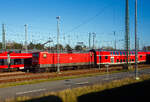 Eine Wende-Lok, die 112 119-3 (91 80 6112 119-3 D-DB) der DB Regio Nordost, ex DR - Deutsche Reichsbahn 112 119-3 steht 22 April 2026 mit einem DoSto-Zug in Rostock in der Abstellgruppe. Aufnahme aus einem Zug heraus. 

Die 112 wurde zu einem Symbol f�r die Deutsche Einheit, denn sie war die erste Lokomotivbaureihe, die von beiden Bahnverwaltungen gemeinsam beschafft wurde. Man kam �berein, dass DR und DB jeweils 45 Loks der leicht verbesserten Baureihe 112.1 bei AEG Schienenfahrzeuge Hennigsdorf GmbH bestellen w�rden. Die AEG hatte 1992 zwischenzeitlich ihr 1946 enteignetes Werk in Hennigsdorf wieder �bernommen, das zu DDR-Zeiten VEB Kombinat Lokomotivbau Elektrotechnische Werke „Hans Beimler“ Hennigsdorf (LEW) hie�.

So wurde die 112 119-3 von AEG 1993 unter der Fabriknummer 21514 gebaut und an die DR geliefert. Mit der Bahnreform und Fusion der beiden deutschen Staatsbahnen (Deutschen Bundesbahn und der Deutschen Reichsbahn), wurde die Lok zum 01.01.194 zur 112 119-3 der DB AG. 