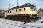 118 028-0 mit Nahverkehrszug nach Regensburg in Ulm am 07.12.1980.