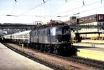 118 047-0 mit alten Lampenfassungen, bzw. für die Museumslok belassenen Lampenfassungen mit Silberlingen in Ulm am 26.04.1981.