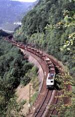 140 071-2mit offenen Hochbordwagen Omm auf der Geislinger Steige vom M�hltalfelsen gesehen, am 21.08.1982.