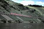 140 mit Nahverkehrswagen, teilweise Dostowagen auf dem Lehnbauviadukt bei P�nderich / Mosel am 15.08.1999.