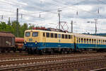 Die 140 423-5 (91 80 6140 423-5 D-DB) vom DB Museum, ex DB E 40 423, am 18.06.2017 mit Pendelzug in Koblenz-Lützel. Am 17. & 18.6.2017 fand das große Sommerfest vom DB Museum Koblenz statt.

Die E 40 wurde 1963 von Henschel in Kassel unter der Fabriknummer 30656 gebaut, der elektrische Teil ist von den Siemens-Schuckert-Werke (SSW), und als E 40 423 an die Deutsche Bundesbahn geliefert. Zum 01.01.1968 erfolgte die Umzeichnung in DB 140 423-5. Aus den aktiven Dienst schied sie 2011 aus und ging ins DB Museum Koblenz-Lützel. Dort wird die Lok in der ehemaligen Farbgebung türkis/beige erhalten und wird als Zugfahrzeug für Überführungen und Sonderzüge genutzt.

Die ab dem Jahr 1968 als Baureihe 140 geführten Loks sind technisch gesehen eine E 10.1 ohne elektrische Bremse, jedoch mit geänderter Übersetzung des Getriebes. Mit 879 Exemplaren ist die E 40 die meistgebaute Type des Einheitselektrolokprogramms der Deutschen Bundesbahn. Ihre zulässige Höchstgeschwindigkeit betrug am Anfang entsprechend ihrem vorgesehenen Einsatzgebiet im mittelschweren Güterzugdienst 100 km/h, diese wurde im Juni 1969 jedoch auf 110 km/h erhöht, um die Züge zu beschleunigen und die Loks auch besser im Personen-Berufsverkehr einsetzen zu können.

TECHNISCHE DATEN:
Spurweite: 1.435 mm (Normalspur)
Achsanordnung: Bo´Bo´
Länge über Puffer: 16.440 mm
Drehzapfenabstand: 7.900 mm
Achsstand in den Drehgestellen: 3.400 mm
Gesamtachsstand: 11.300 mm
Treibrad-Durchmesser: 1.250 mm
Dienstgewicht:  86,4t
Achslast: 21,5t
Zulässige Höchstgeschwindigkeit: 110 Km/h (Anfangs 100 km/h)
Stromsystem: Einphasen-Wechselstrom 15 000 V, 16 ²/³ Hz
Nennleistung: 3.700 kW (5.032 PS)
Zugkraft: 336 kN
Anzahl Fahrmotoren:  4
Fahrmotor-Typ: SSW WB 372
Antrieb: Gummiringfeder
Nennleistung Trafo: 4040 kVA
Anzahl Fahrstufen:  28
