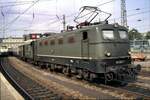 141 025-7 mit Eilzug in Ulm auf den bayerischen Gleisen im Setember 1980.