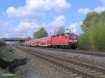 143 093-3 schiebt RE10575 Dresden – Leipzig bei Borsdorf.