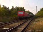 Am Abend des 28.09.06 zieht 143 065-1 den RB11 Cottbus bei ex HP Vogelsang und erreicht gleich Eisenhttenstadt.