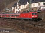 143 064-4 schiebt ihre RB Koblenz in den Bahnhof Lorch am Rhein.