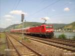 143 919-9 schiebt eine RB Koblenz in den Bahnhof Niederheimbach.